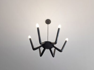 vu d'en bas du lustre design Aracni6 allumé par François Kessler