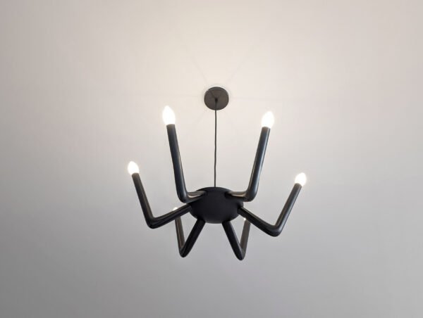 vu d'en bas du lustre design Aracni6 allumé par François Kessler