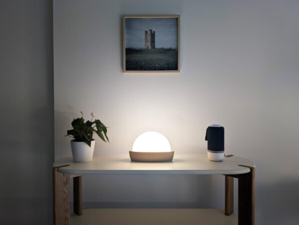 La lampe design Floating Sun de Francois Kessler en bois dans in intérieur moderne