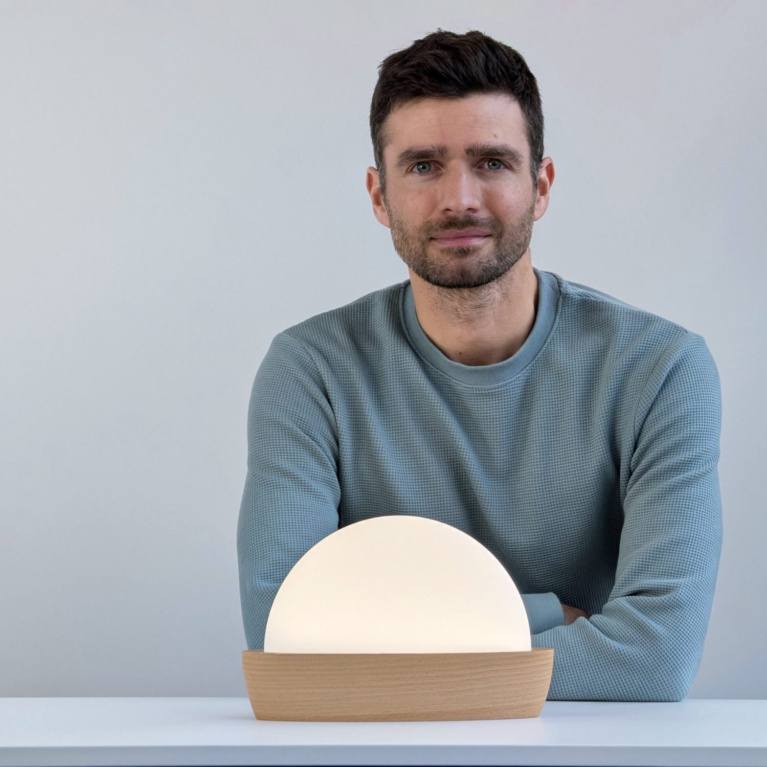 Le designer François Kessler pose avec la lampe floating Sun Le designer François Kessler pose avec la lampe floating Sun